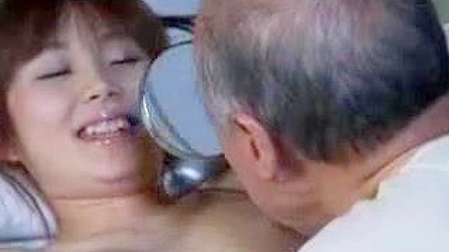 セクシーな日本の少女がおじいちゃんに究極の快楽を与える