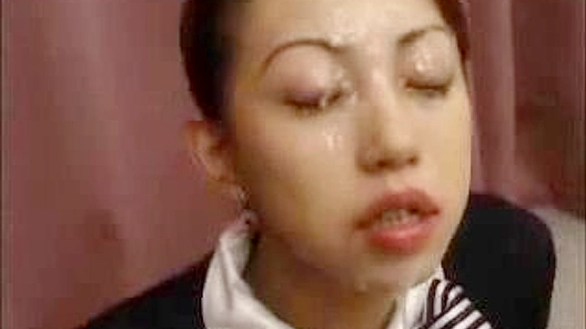 セクシーなアジア人経営者が顔にクリームを塗られる