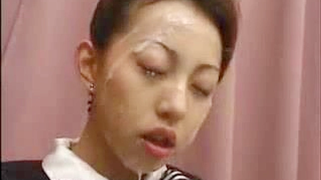 セクシーなアジア人経営者が顔にクリームを塗られる