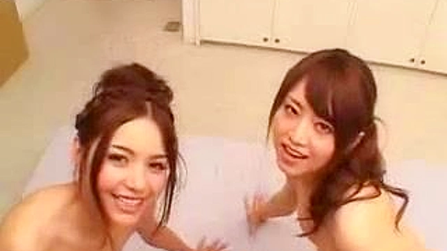 ワイルドなポルノ・ビデオでアジア人少女たちが自慰男にクリームを塗られる