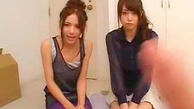 ワイルドなポルノ・ビデオでアジア人少女たちが自慰男にクリームを塗られる