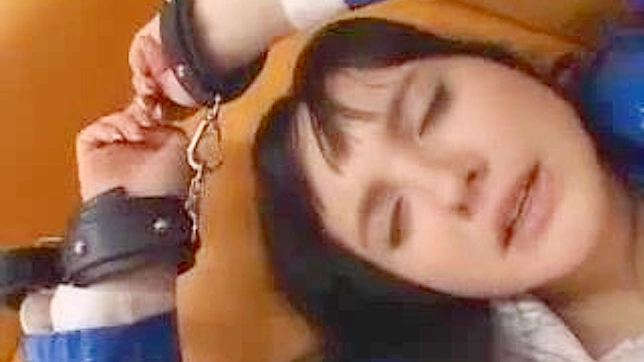 日本のポルノビデオで不良少年が変態警官に手錠をかけられる