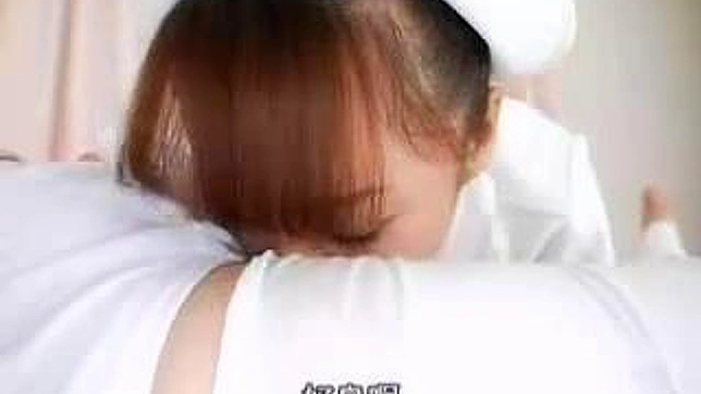 ニッポン・ポルノ・ビデオでエッチな看護婦が半身不随の患者に情熱的な快楽を与える