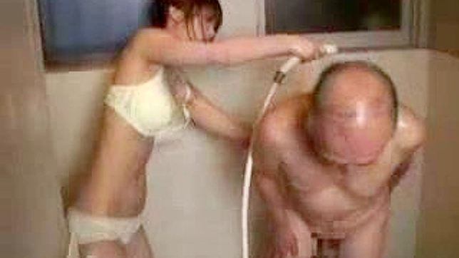 セクシーなJAVティーンが祖父を蒸し風呂で助ける