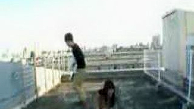 変態少年がビルの屋上で東洋人の少女を犯す