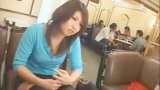 大衆食堂で露出 - アジア人女性の秘密