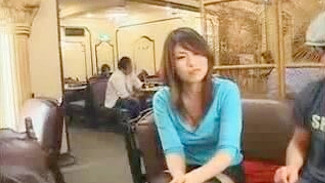 大衆食堂で露出 - アジア人女性の秘密