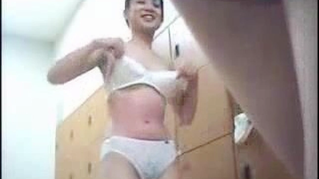日本でいたずら - スパイカムが公共のプールでヌードの女の子を撮影する
