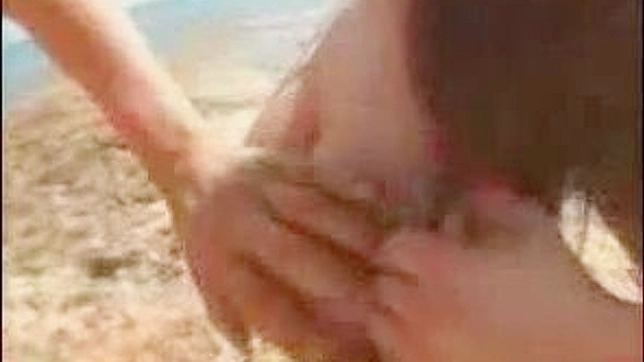 セクシーJAVベイブが砂浜で巨乳を見せつける