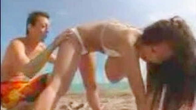 セクシーJAVベイブが砂浜で巨乳を見せつける