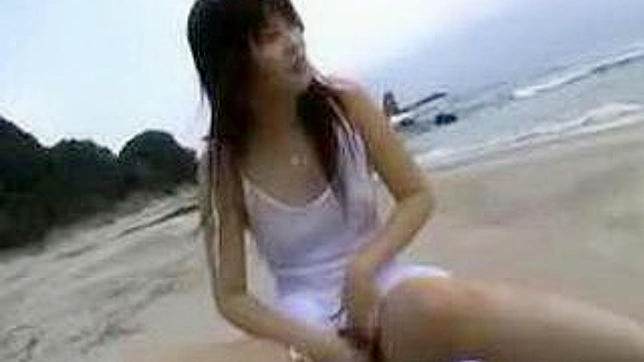 セクシーな日本のビーチ美女が二人の男をオカズにする