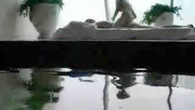 ワイルドなマッサージ！アジアンガール、テーブルの上で熱いセックス