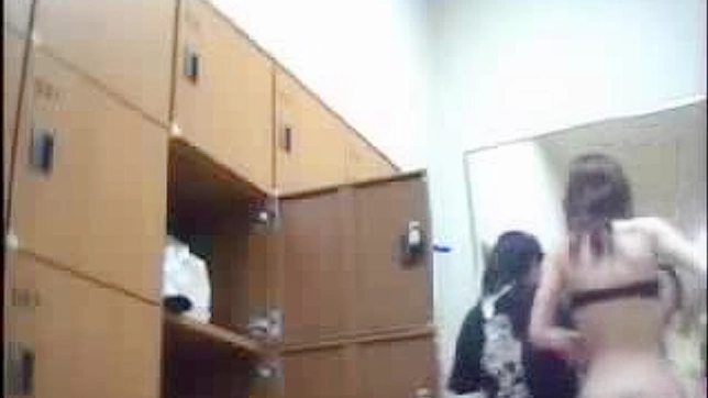 プライベートな瞬間を覗き見 - ロッカールームのエッチな日本人女子校生たち
