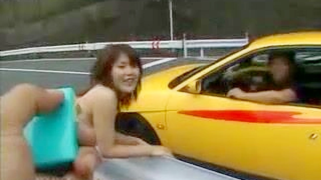 セクシーな日本女性、リフトと引き換えに頭を差し出す
