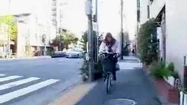 日本の雑踏でサイクリングを楽しむ