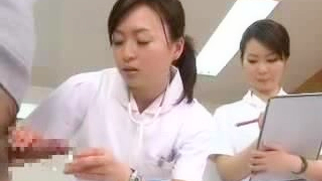 エッチな看護師が日本の患者の精子採取を手伝う
