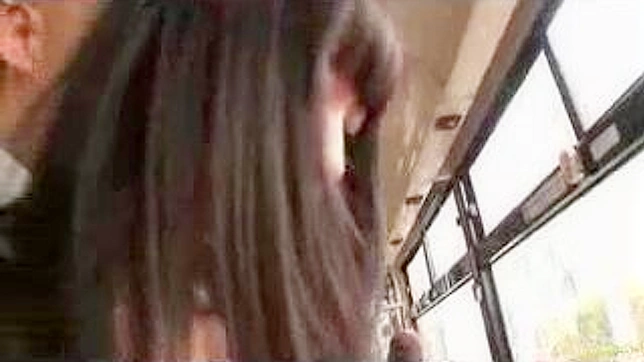 公共バスのスキャンダル - 東洋のエッチな女の子とスケベなオジサンのワイルドライド
