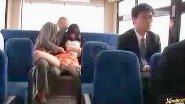 公共バスのスキャンダル - 東洋のエッチな女の子とスケベなオジサンのワイルドライド