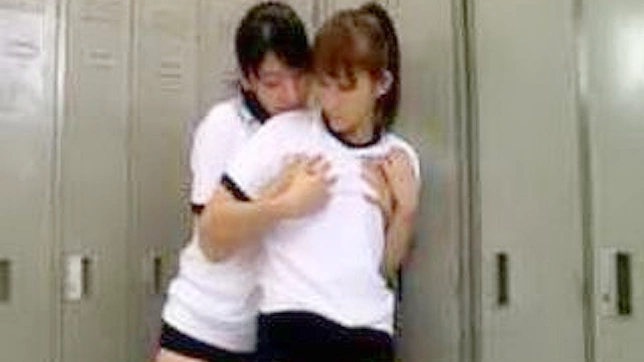 トレーニング中の東洋人女子学生、ロッカールームでお互いの乳首とアソコに親密になる。