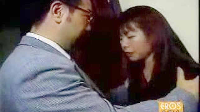 無垢な日本人女子校生が変態パルとラフなポルノ・アクションを繰り広げる