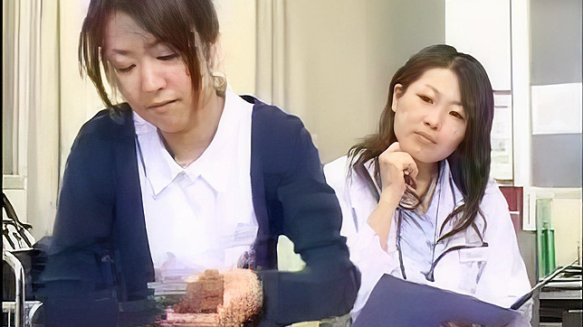 日本の看護師、医師の指示を聞きながら実験を行う