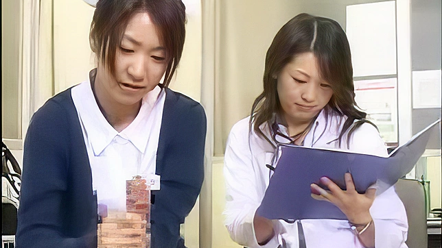 日本の看護師、医師の指示を聞きながら実験を行う