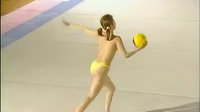 クレイジーな日本の女子体操チームが全裸でオリンピックの練習に励む