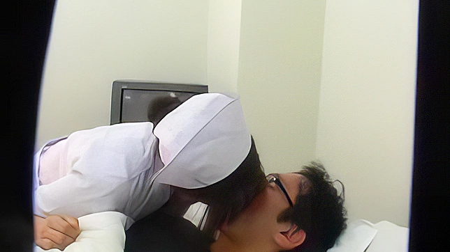 患者の体温を下げる日本の看護師