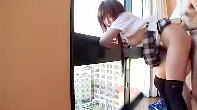 日本の学生少女はアパートの家賃を払うために大家とファックしなければならない。