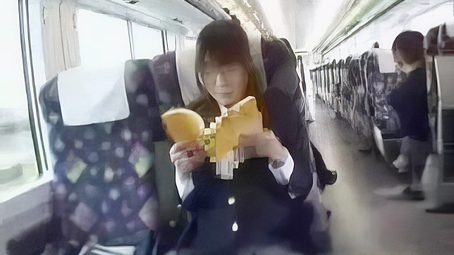 電車に乗ったアジアの女子学生