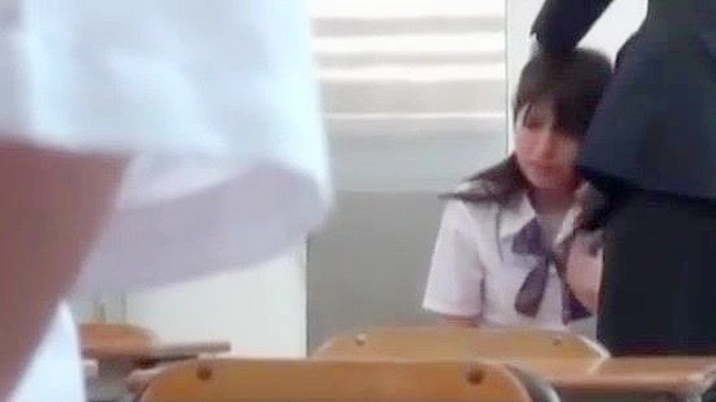 日本の女子大生が授業中にフェラと手コキをしながら脇の下を犯される