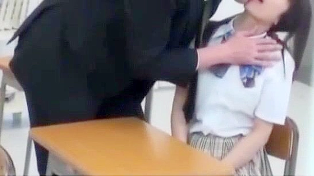 日本の女子大生が授業中にフェラと手コキをしながら脇の下を犯される
