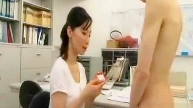 日本のCFNM教室でブルネット熟女教師に公開フェラチオされる