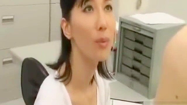 日本のCFNM教室でブルネット熟女教師に公開フェラチオされる