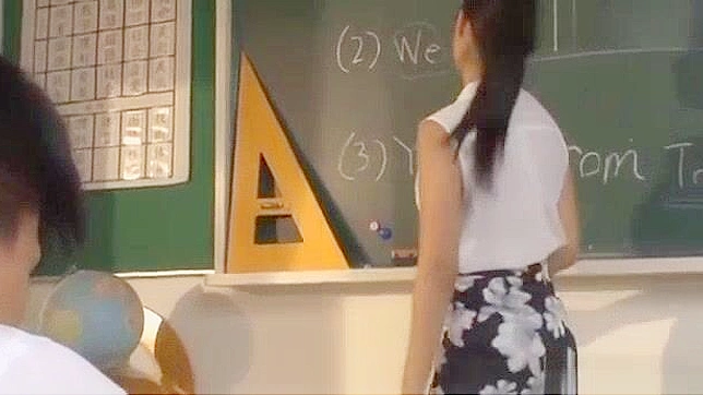 日本人の熟女教師が従順な生徒のためにギンギンの手コキをする