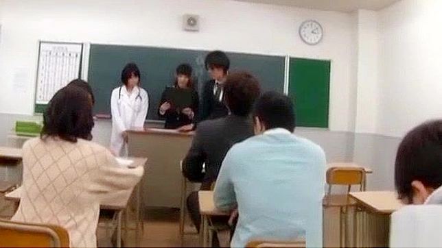 日本の熟女、篠田ゆうの淫らな医者フェチ フェラ＆後背位