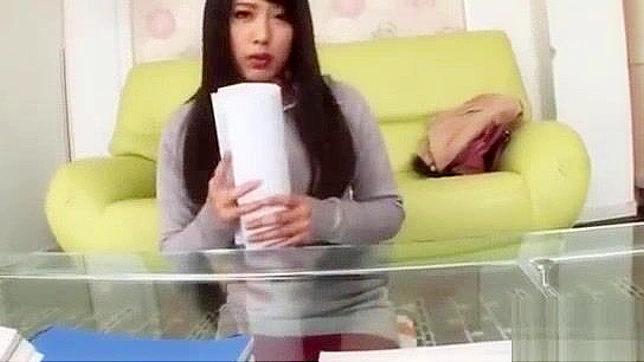 アジア人熟女教師がプライベートレッスンでパンティーレスのミニスカートと大きなお尻を見せつける