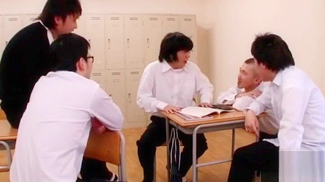 日本の熟女教師が大学でハードコアなフェラ＆手コキをする