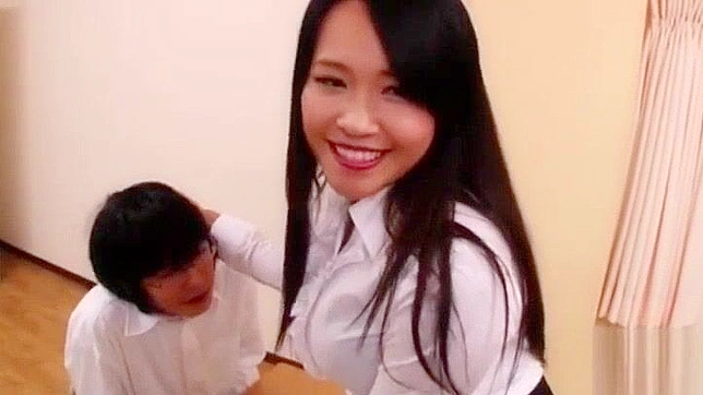 日本の熟女教師が大学でハードコアなフェラ＆手コキをする