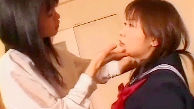 日本のレズビアンのティーンが振動するディルドで教師にDPされる