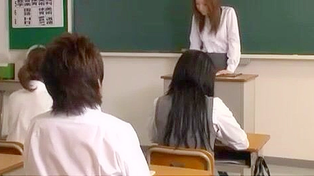日本人教師、生徒とのハードコア3Pでクリームを塗られる