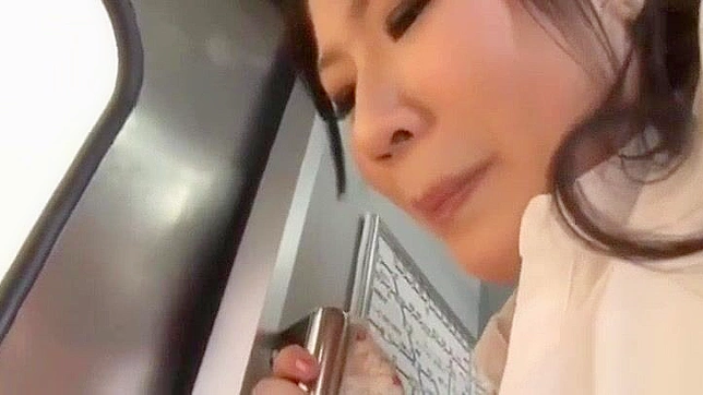 日本のポルノビデオ - 人妻教師が電車の中で巨乳ティーンに痴漢する
