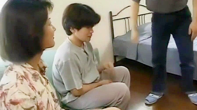 日本の熟女が若い少年にイラマチオを教える
