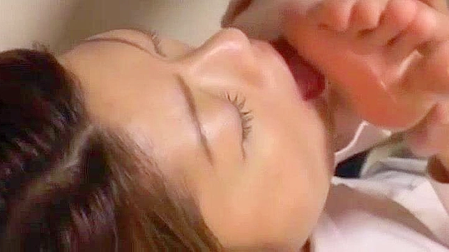 足フェチの日本の女子大生が教師に尻を舐めさせる
