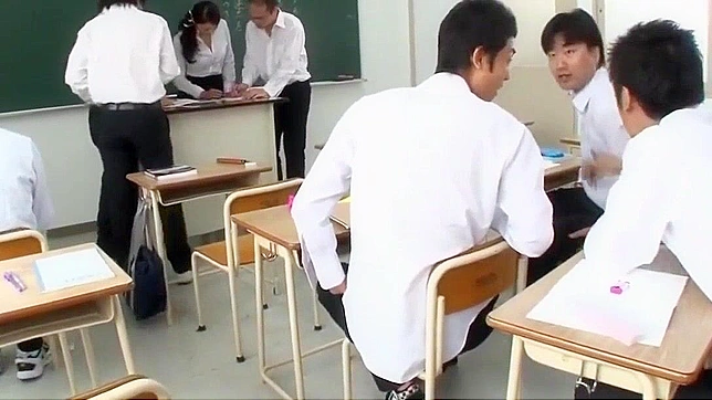 ブルネットのアジア人教師が日本の有名な新幹線で公開手コキをする