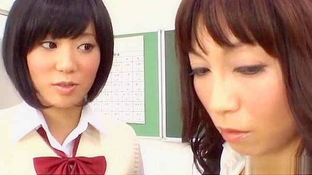 日本の熟女教師とレズ生徒のランジェリーセックス