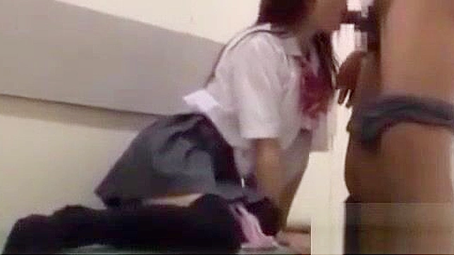 日本人のティーンが廊下で学校の先生とフェラと中出しをする。