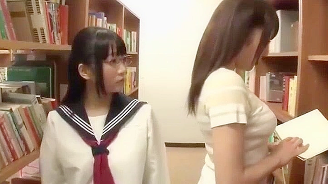 日本のレズビアンのティーンが図書館でステップファンタジーに潮を吹く
