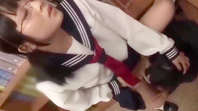 日本のレズビアン女子校生が図書館のステップで教師を誘惑する