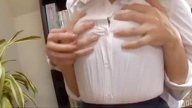 日本の熟女、高橋ミオがストッキング姿でおっぱいを舐められる